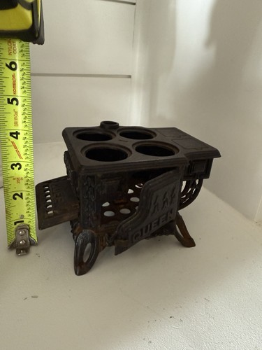 Miniature cast iron queen - cast,