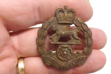 MILITARY BADGE THE ROYAL HAMPSHIRE REGIMENT 4.75CMS BY 4CMS (354)