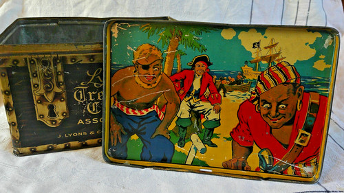 Lyons treasure chest - chest, biscuit