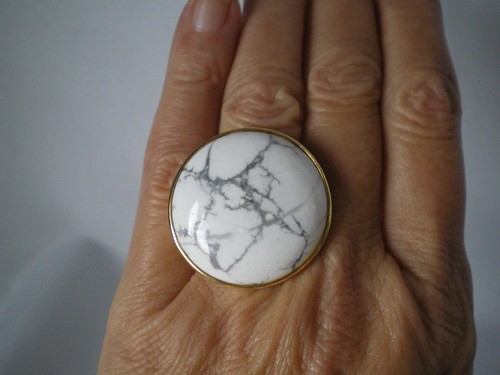 White howlite round ring - white,