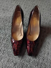 LADIES RUSSELL AND BROMLEY STUART WEITZMAN PATENT LEATHER HEELS SIZE 6.5/39.5
