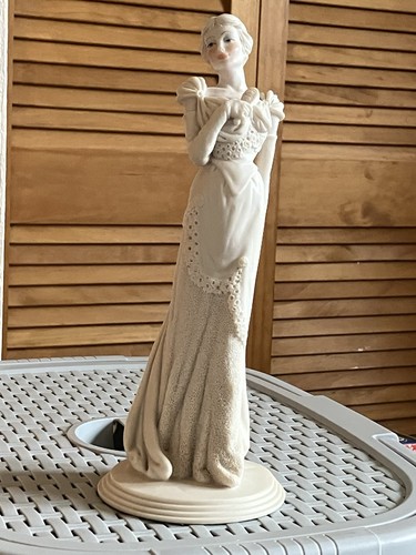 Belcari figurine elegant - belcari,