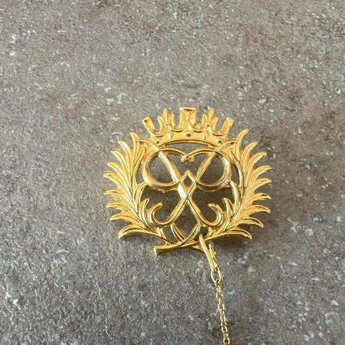 Gold tone crown wreath metal - &,