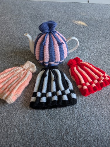 Handmade knitted tea cosy - ,
