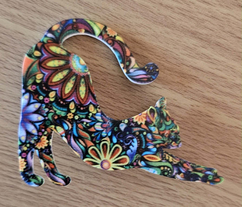 Multicolour crouching cat - crouching,