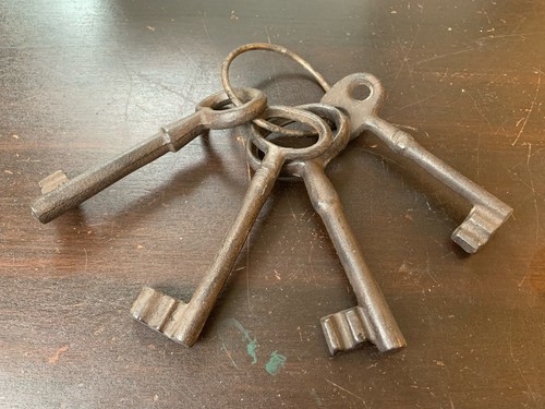 Large victorian iron keys - 4,