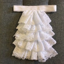 Jabot cravat in white