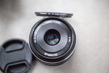 Olympus V311050BE000 M.Zuiko dIGITAL 17mm F/1.8 Lens - Black