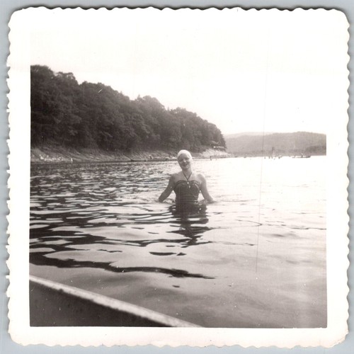 Vtg snapshot smiling woman - snapshot,