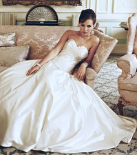 19 ? Atlanta  by Hollywood Dreams  |  Size 12  |  Ivory Wedding Dress