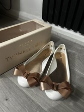 TED BAKER LONDON Ballet Cream