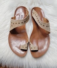 Cydwoq Sandals in style