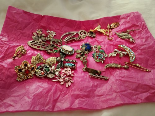 Job lot assorted brooches - job,