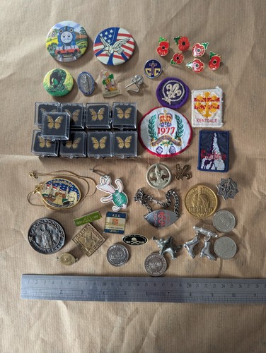 Curios lot badges pins etc - lot,