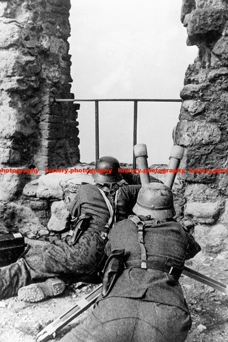F016779 two soldiers - f016779, use