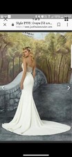 womans wedding dress size 6-8 unused Justin Alexander 