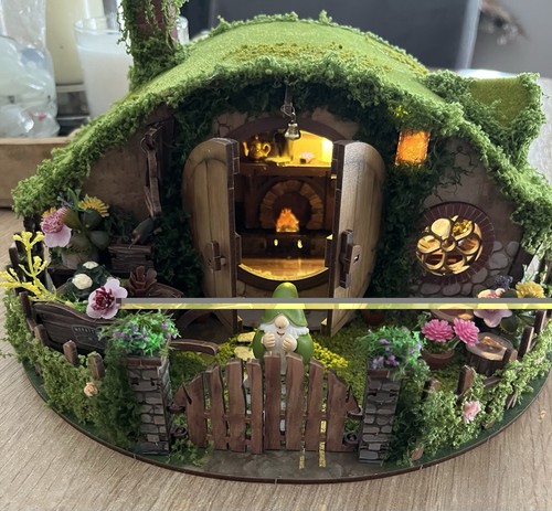 Light miniature hobbit - light,