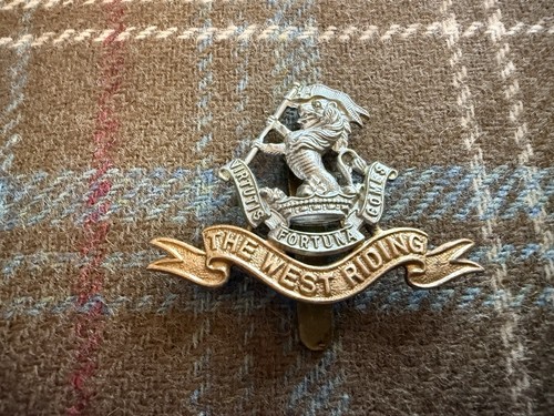Vintage british army cap badge - army,