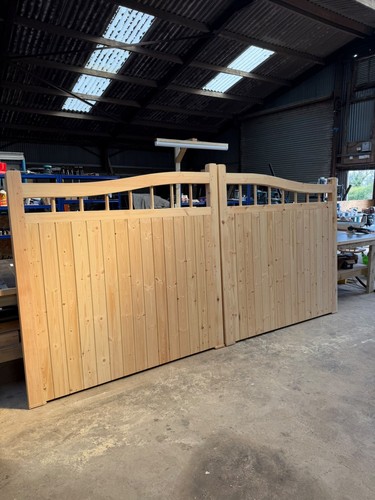 Wooden driveway gates swan - wooden,