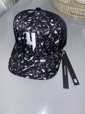 Yelir World Cap Black, White.