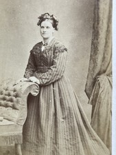 CDV PHOTO YOUNG WOMAN STANDING