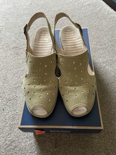 Lovely Ronde Green Suede Sling Back Sandals Size 6