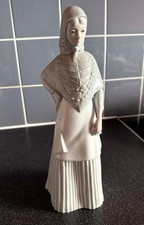 •Porcelanas Miquel Requena, Spanish Porcelain Figurine, Lady with Shawl  – 31cm•