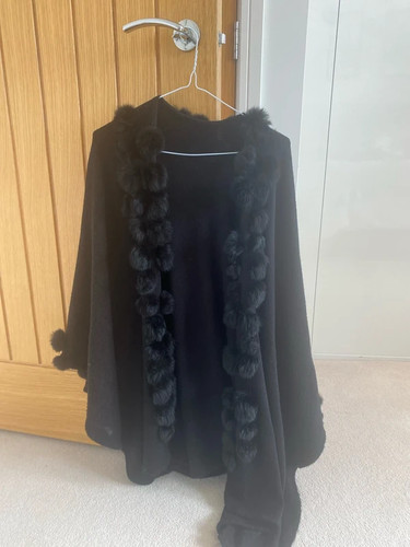 Black cape fur - black,