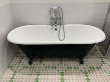 Elegant free standing, cast