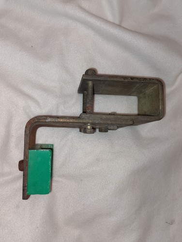 Bulldog angle bracket to - -,