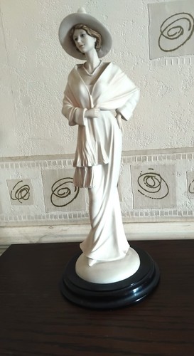 Leonardo figurine lady with - leonardo, figurine,