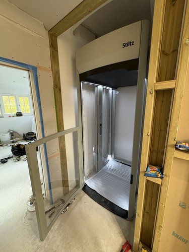 Stiltz through floor - floor, lift