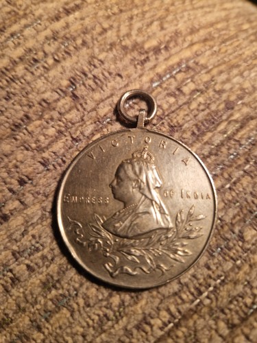 Rare queen victoria memorial - queen,