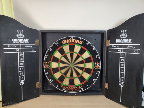 Winmau dartboard cabinet - dartboard, with