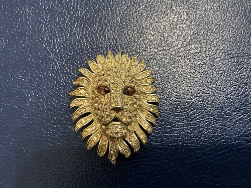 Lions head crystal - lions,