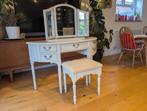 Laura ashley clifton - ashley, dressing