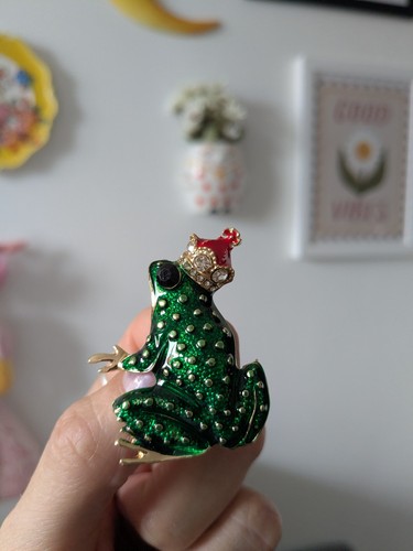 Frog crown brooch - a,