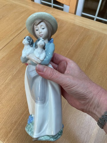 Lladro nao what - 'what, armful'