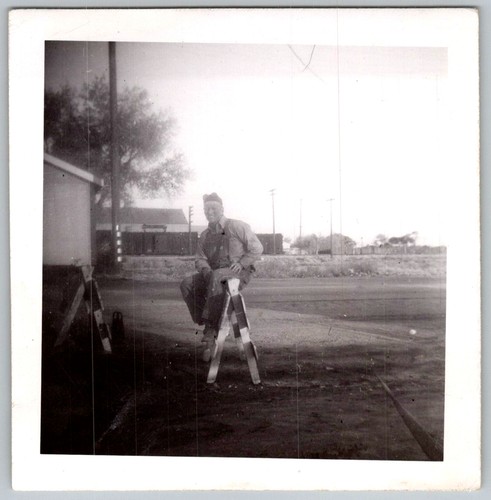 Vtg snapshot smiling - b&w,