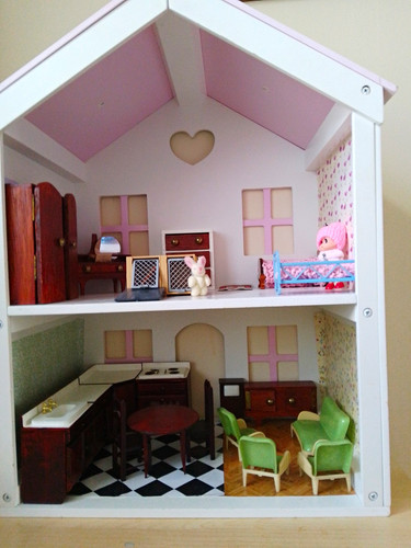 Cottage style dollshouse - style,