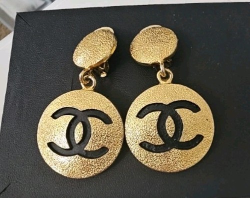 Chanel logo clip on - chanel, cc