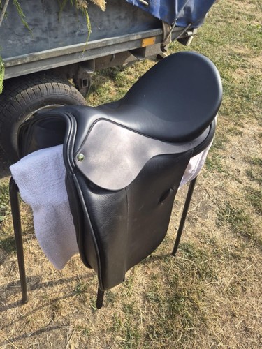 Ideal black dressage saddle - dressage,