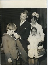 Graham Hill F1 Racing Driver & Family 1969 Small Press Photo