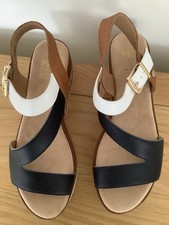 MODA IN PELLE NAVY/TAN/WHITE PEPPER WEDGE SANDALS SIZE 7 (40)
