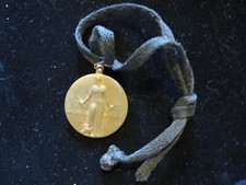 WELL WORN WW2 VICTORY MEDAL USED AS A WATCH FOB. INTERESTING VETERAN'S ITEM.