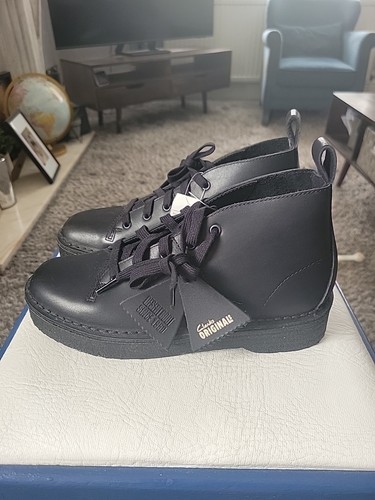 Clarks black leather desert - black,