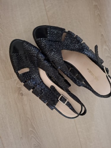 Bnwot hobbs sandals leather - hobbs,