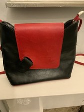 NEW WITHOUT TAGS, VERA PELLE [ITALIAN MADE], BLACK/RED LEATHER CROSSBODY BAG.