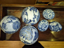 3 CERAMIC BLUE AND WHITE DECORATIVE BALLS AND 3 EGGS