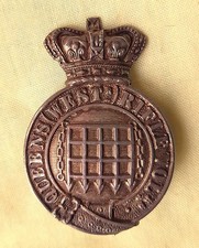 WHITE METAL QVC QUEEN'S WESTMINSTER RIFLE VOLUNTEERS CAP BADGE - D58